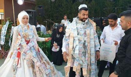 Aksu'da üç kez ertelenen düğünde gelin ve damadı paraya boğdular